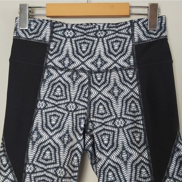 𝅺nwt Athleta Salutation Capris Black White S - Picture 4 of 13